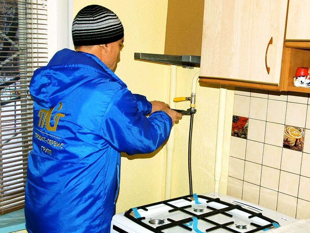 Замена газовой плиты в квартире. Монтаж газового шланга к плите. монтаж газовой плиты. подключить газовую плиту. монтаж шланга к газовой панели.