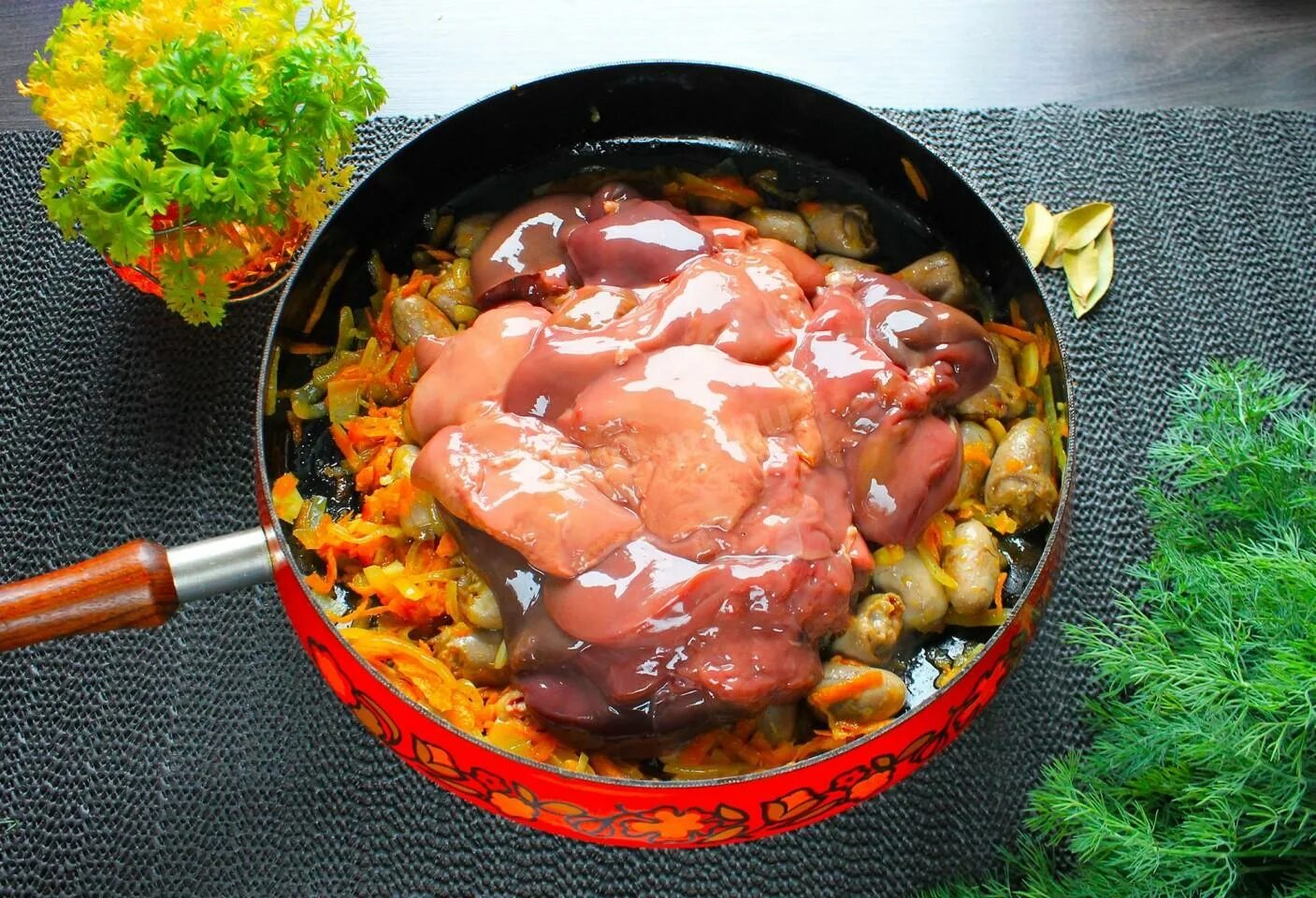 Приготовить куриные сердечки с печенью. Кур печень на сковороде. куриные сердечки в сметане. сердце куриное на сковороде.