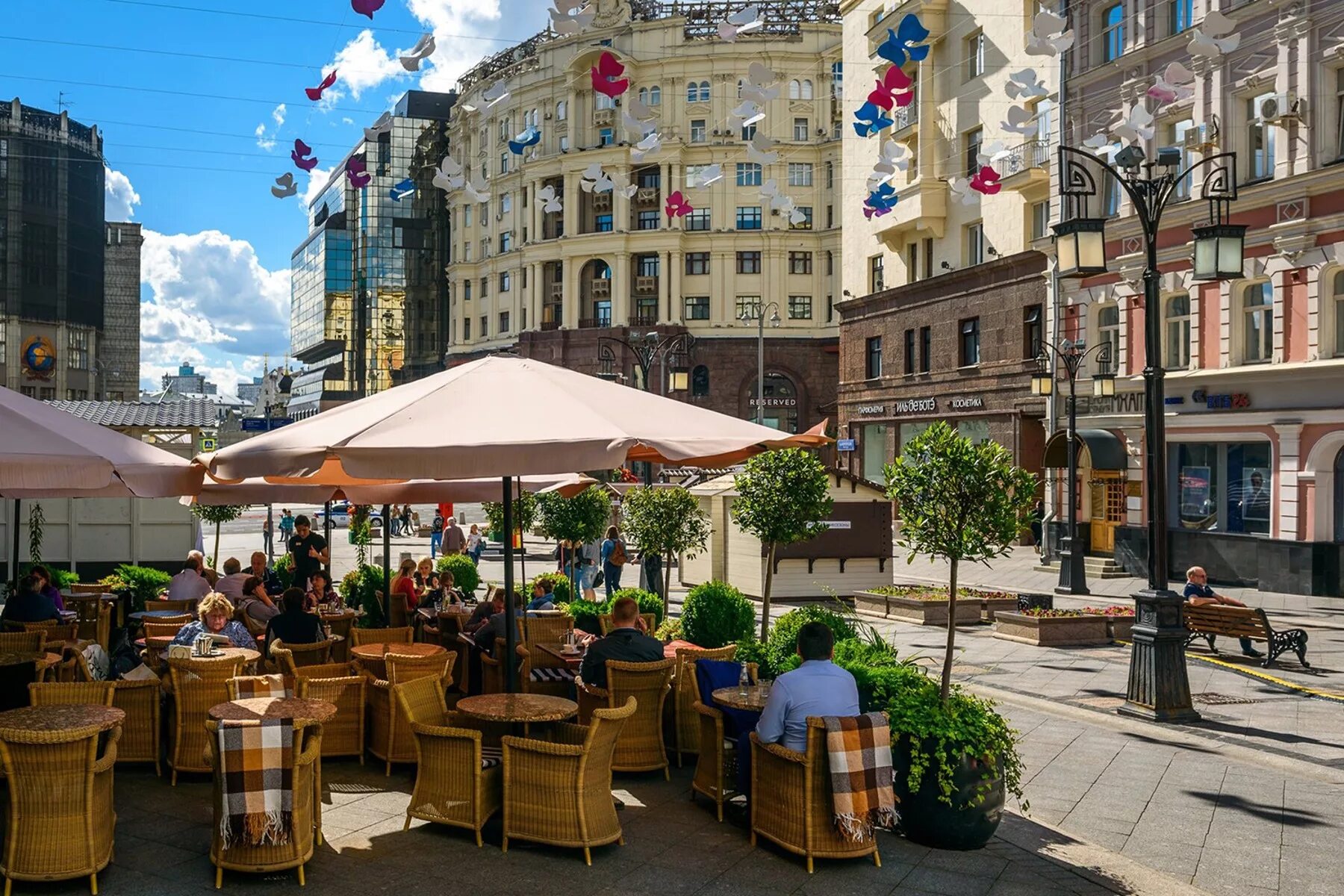 Кафе на улице в Москве. Терраса на Арбате в Москве. Летнее кафе. Летнее кафе на улице.