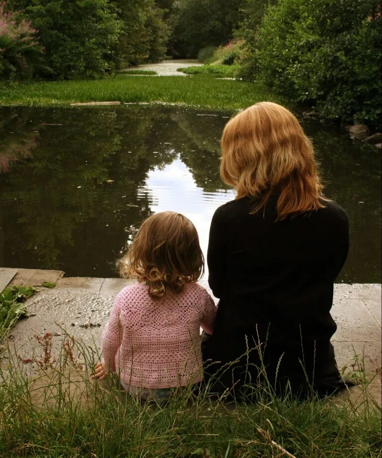 Папа с юной нимфой папочка дочь. Дочь встречает маму. Болдуин дети 6. Родители у директора фото. Одинокий родитель.