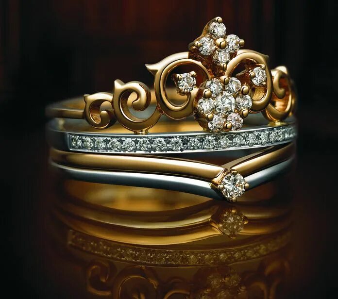 Драгоценность предложение. Кольцо корона золотое 2022. Кольцо диадема золото. Кольцо в виде короны. Корона из золота.