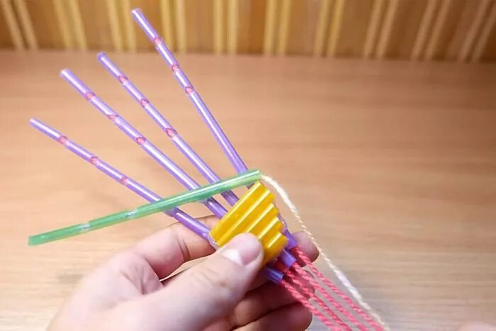 завивка на коктейльные трубочки. трубочки из бумаги. игрушки из трубочек. кудри на трубочки для коктейля. накрутить волосы на трубочки.