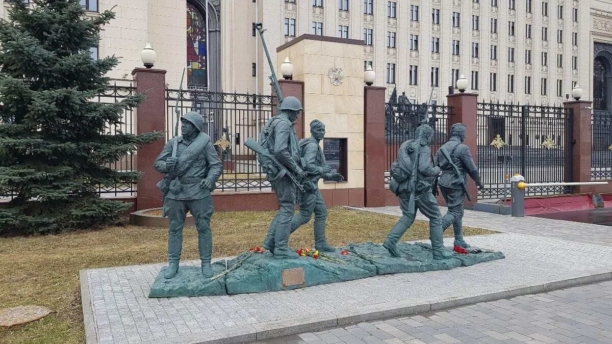 Памятник офицеры на Фрунзенской набережной. Памятник фильму офицеры в Москве. Памятник офицерам в Москве на Фрунзенской.