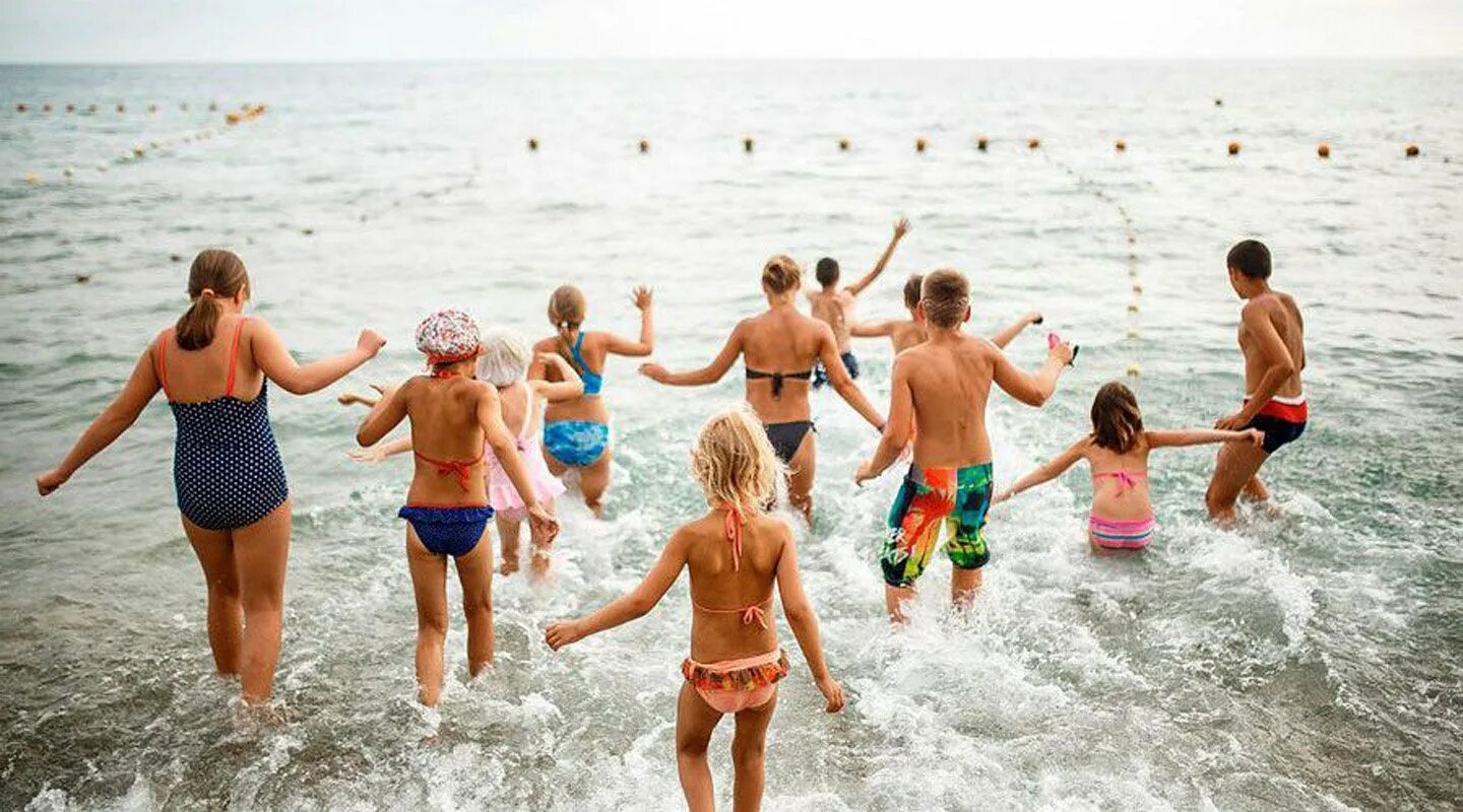 Куда можно поехать с детьми летом. Дети на море. Детский лагерь на море. Дети в лагере на море. Детский летний лагерь на море.