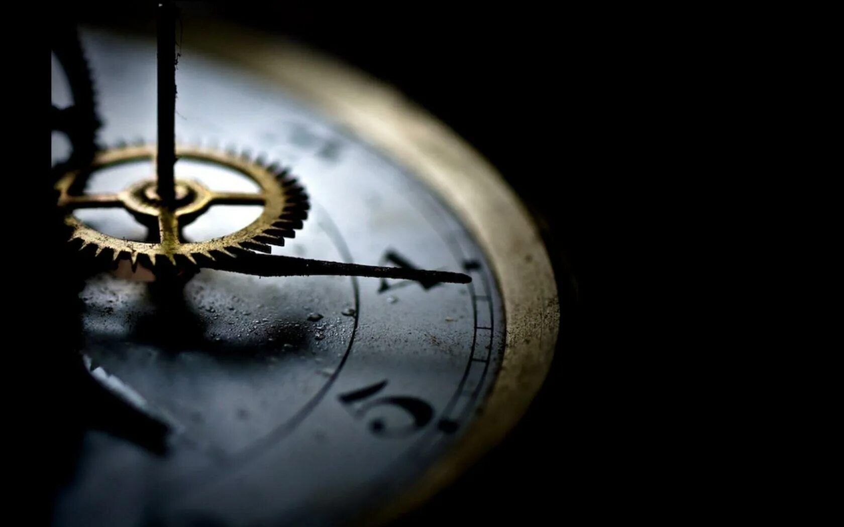 Часы illusion. Старинные часы на черном фоне. Песочные часы черно белые. Разбитые часы. Красивые часы.