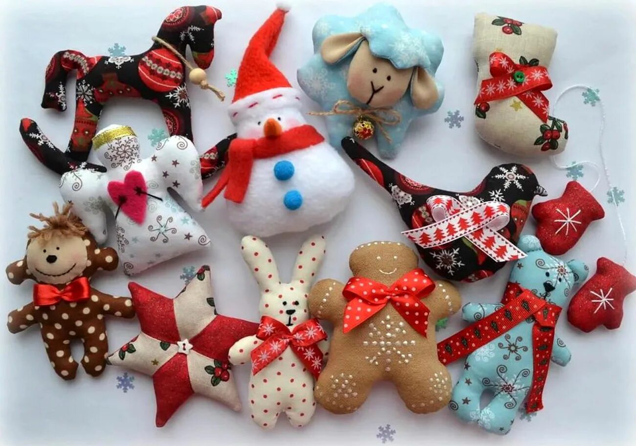Тряпичные игрушки на елку. Новогодние игрушки из текстиля. Сшить елочную игрушку своими руками из ткани. Ёлочные игрушки из тканисвоими руками. Шитые елочные игрушки.