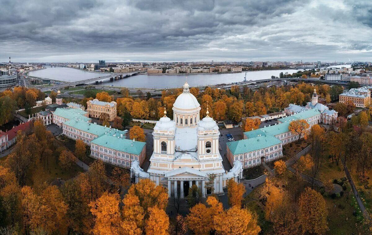 Св осень. Александро Невская Лавра СПБ. Свято-Троицкая Александро-Невская Лавра в Санкт-Петербурге. Александро Невская Лавра Санкт-Петербург осень. Свято-Троицкая Александро-Невская Лавра осень.