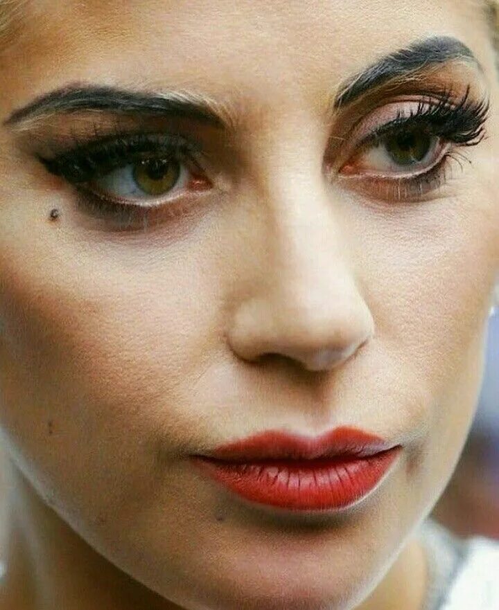 Леди Гага без макияжа. Леди Гага без макияжа фото. Леди Гага лицо крупным планом.