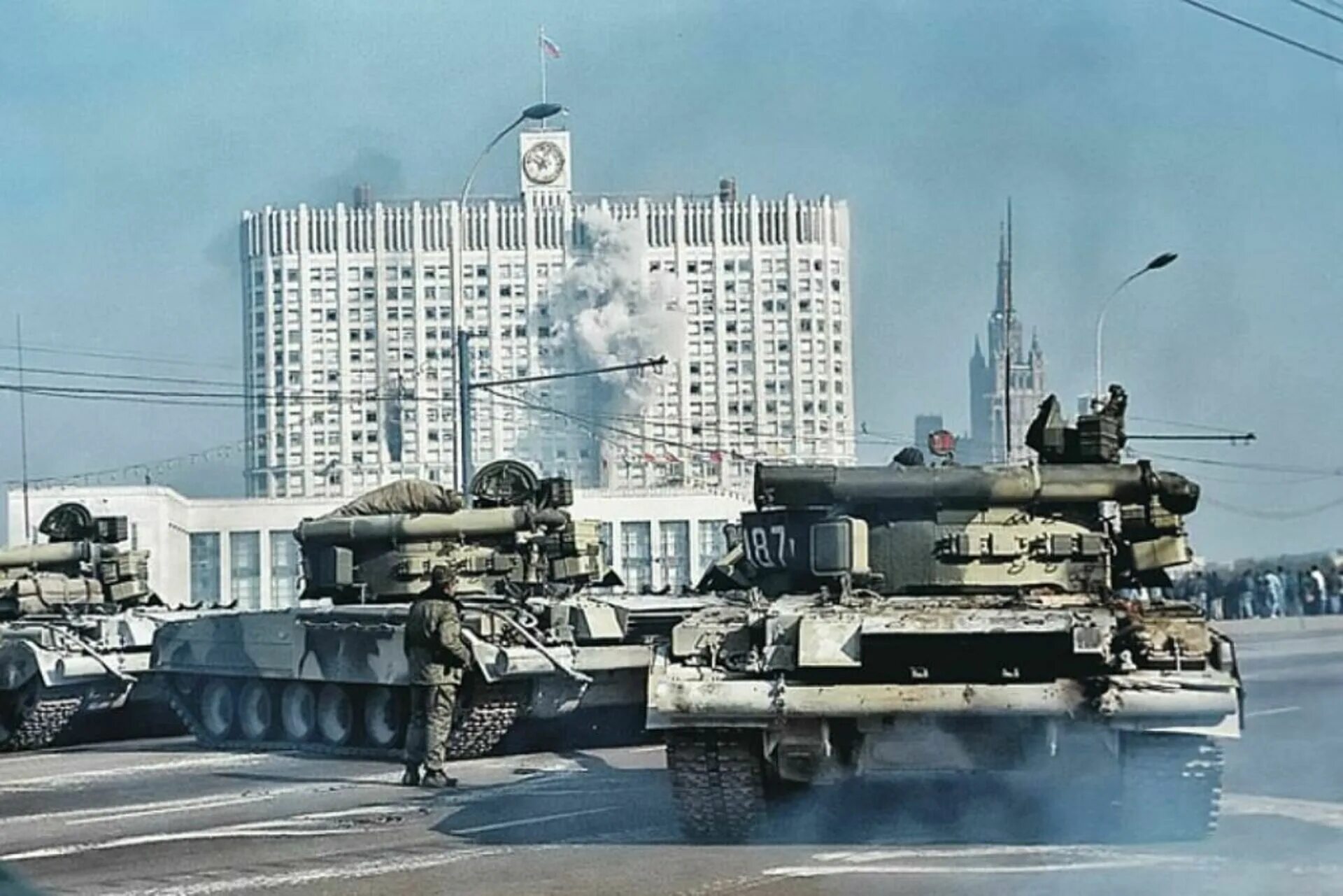 4 октября сша. Штурм белого дома 1993. белый дом обстрел 1993. октябрьский путч 1993. 3-4 октября 1993 штурм останкино.