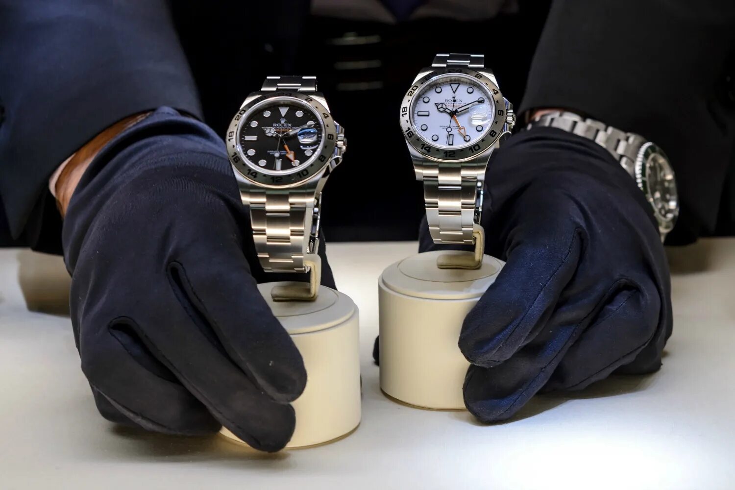 Фирма занимается ремонтом часов приобретение комплектующих. Швейцарские часы. Дорогие часы. Часы на руке. Швейцарские часы завод.