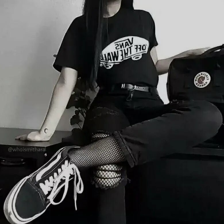 Кореянки с энергетиками. Баба инсайд. Дед инсайд девушка. Подросток с черными волосами. Deathdie и девушка.