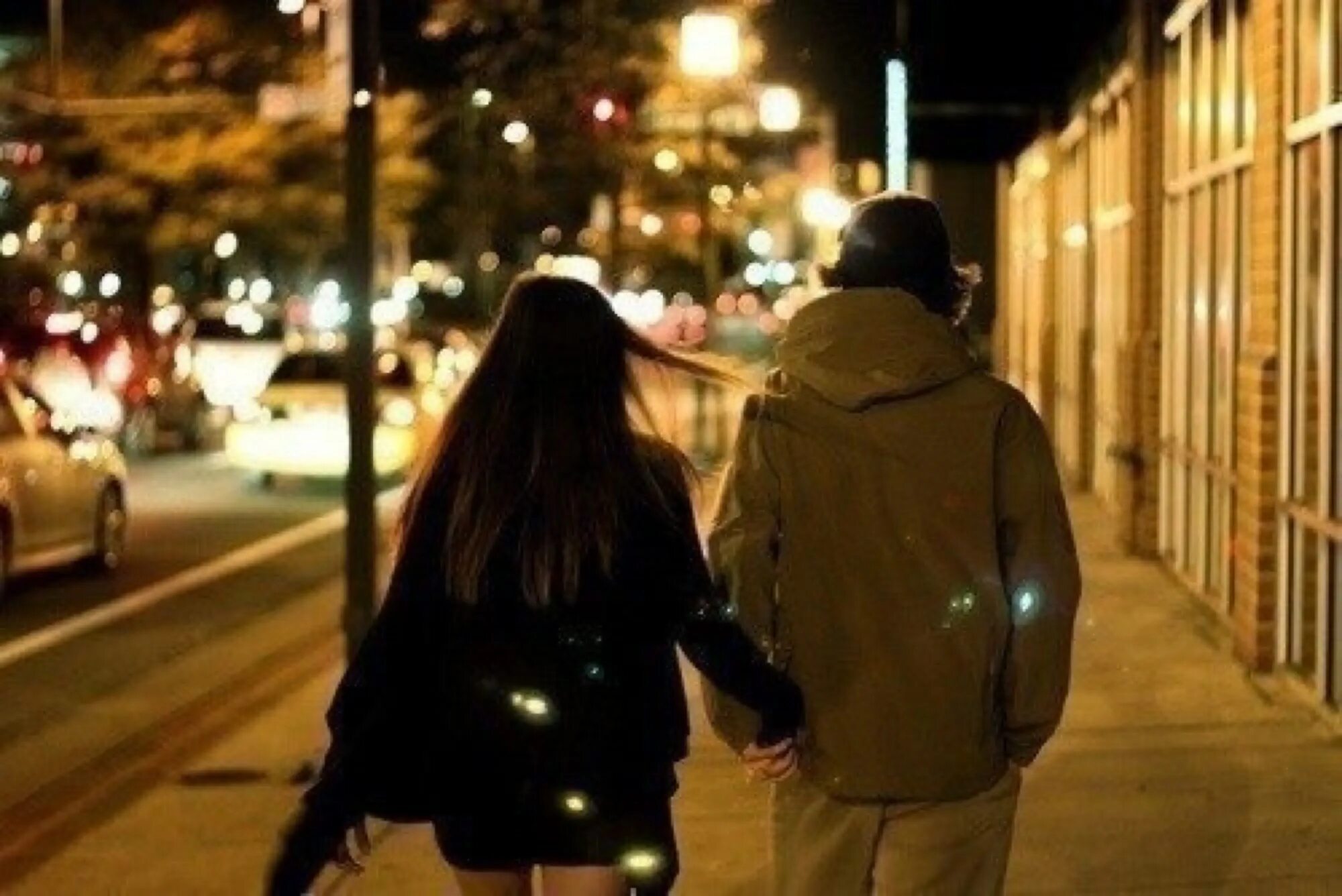 Парень и девушка гуляют. Парень и девушка на улице. Парень и девушка гуляют ночью. Вечерняя прогулка. Вечером выйдешь гулять