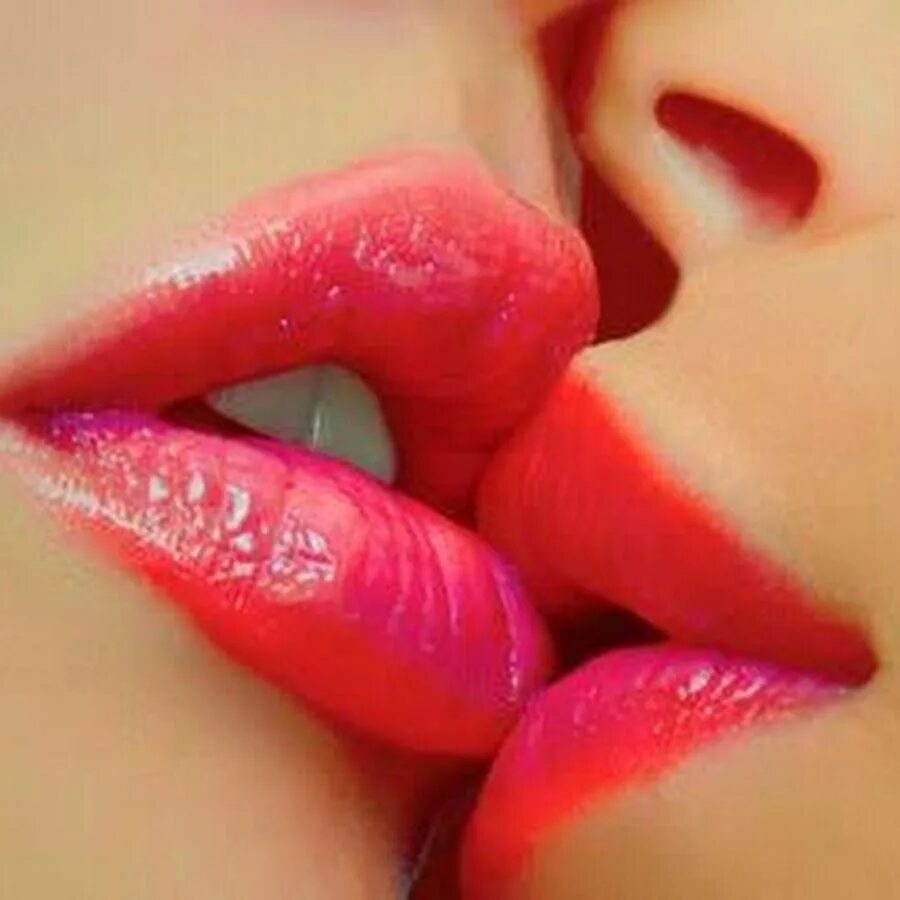 Красивые чувственные губы. Сочные губы. Поцелуй в губы. Сочный поцелуй. Девушка лижет губы