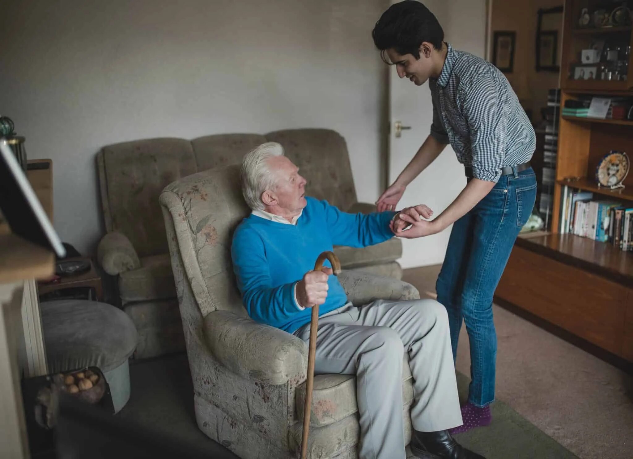 Прогулка с пожилым человеком. Старики и молодежь. Помочь дедам. Подросток с дедушкой. Старик в коляске.