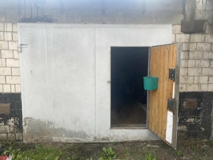 Табличка продается гараж. Продам гараж надпись. Продам гараж видео. Металлический бокс гараж. Верхние малюки продам гараж.