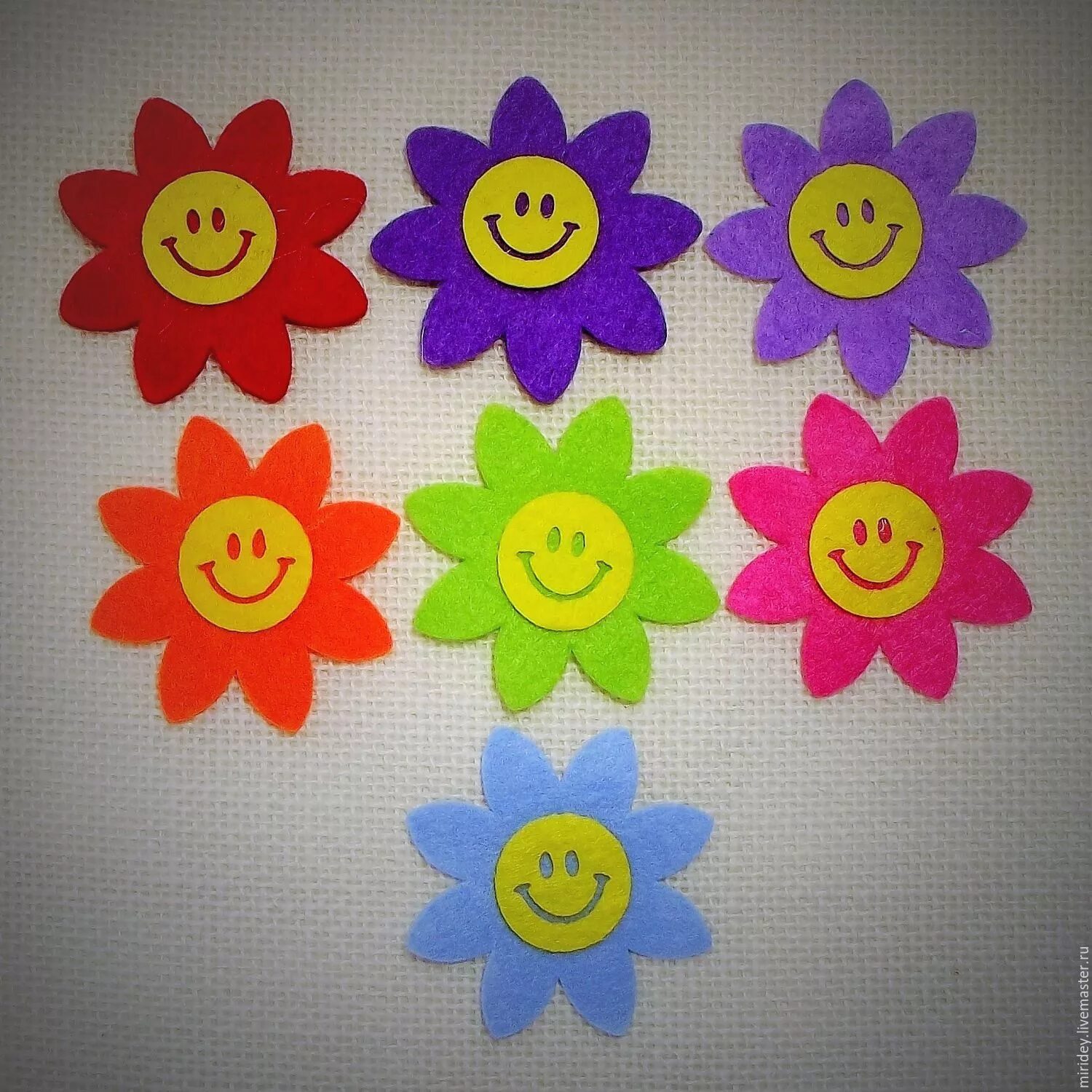 цветы для украшения группы в детском саду. аппликация из фетра цветы. украшение зала шарами в детском саду. весеннее украшение группы в детском саду. весенние цветы для украшения группы.