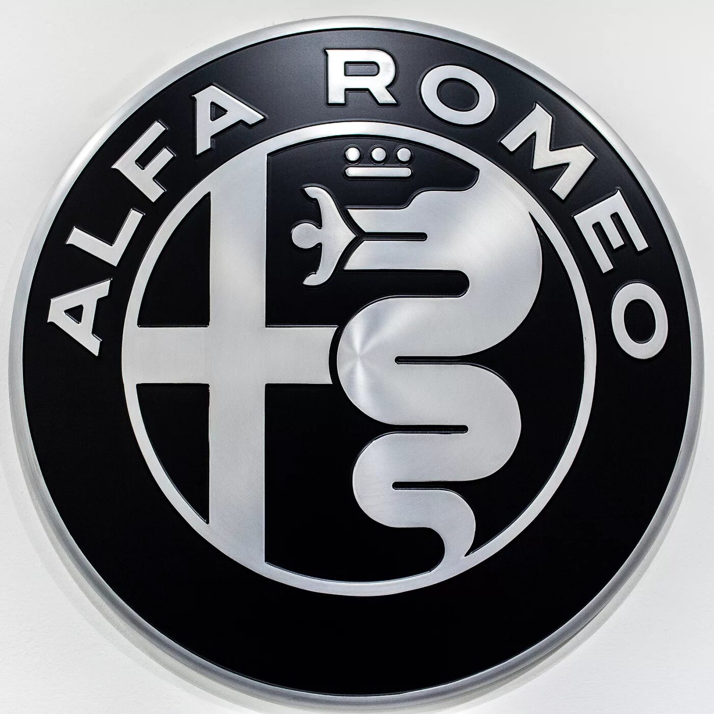 Знак альфа ромео. Alfa Romeo эмблема. Альфа Ромео марка. Логотип авто Альфа Ромео. Знак автомобиля Альфа Ромео.