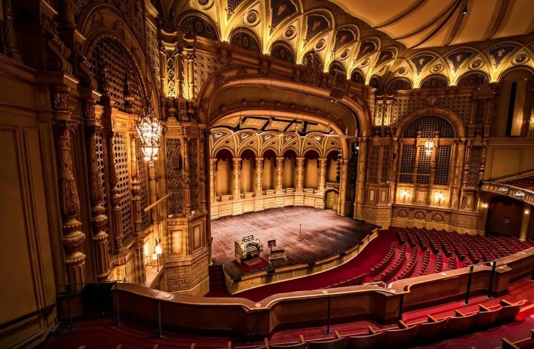 Theatre in use. Orpheum Theatre Vancouver. Театр в викторианском стиле. Сцена. Сцена театра.