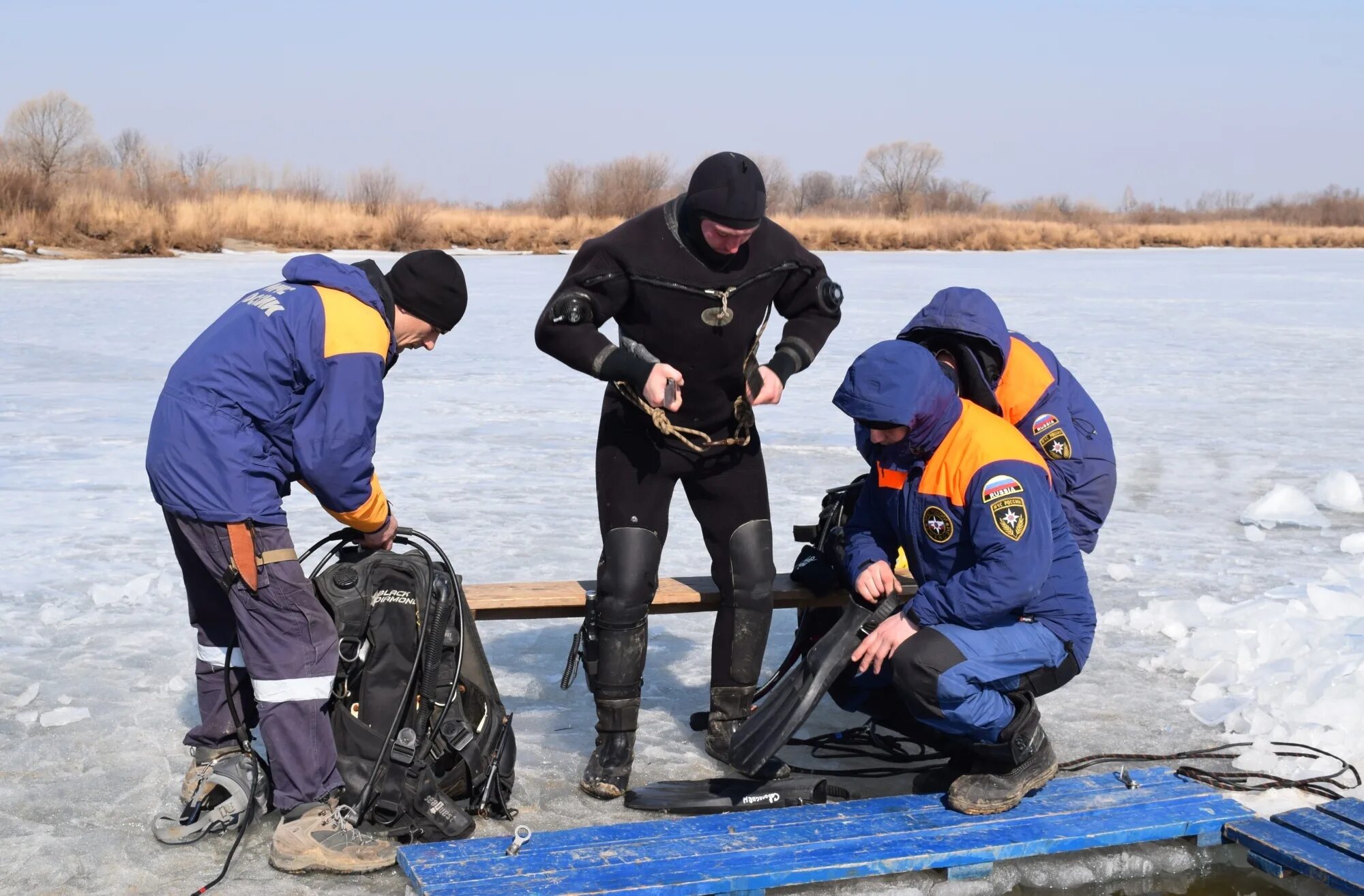 Водолазы фонтейна вылавливают реликвии и надеются быстрее. Спасатель водолаз МЧС. Водолазы МЧС России. Водолазная служба МЧС. Оборудования водолаза спасателя МЧС.