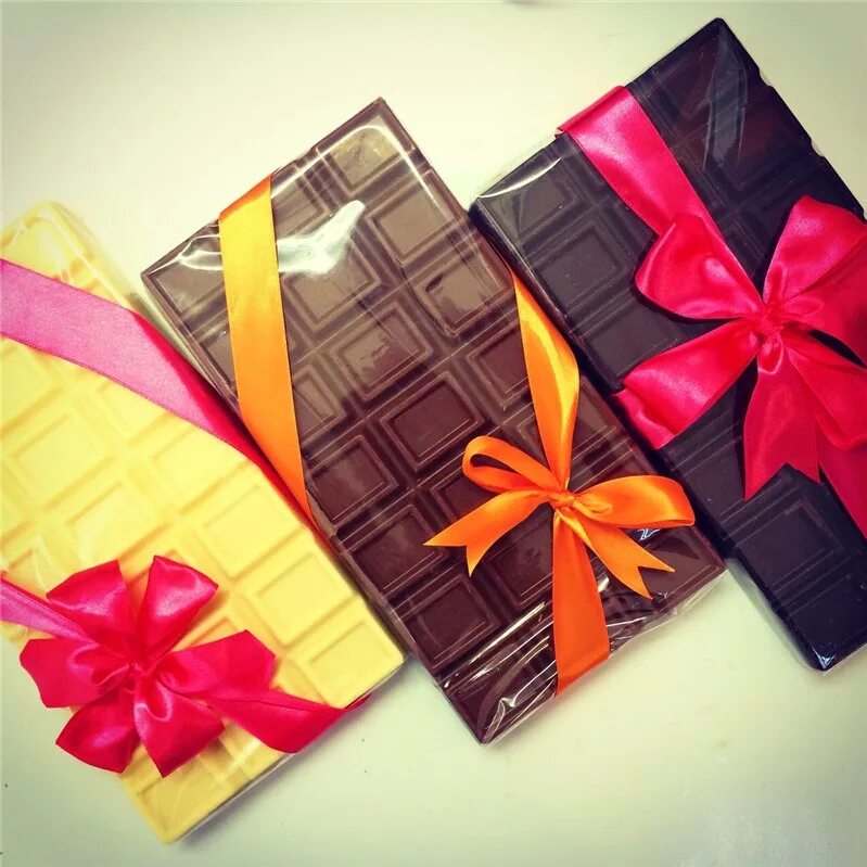Подарочный шоколад плитка. Украшение шоколадки. Красивая упаковка шоколадки. Плитка шоколада. Подарочная плитка шоколада.