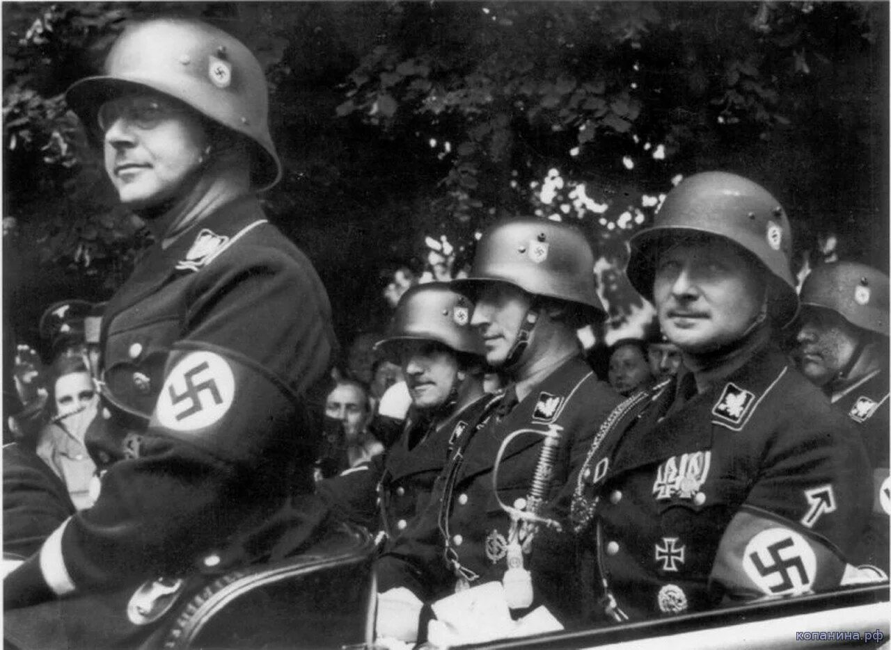 Управление сс. Солдаты СС третьего рейха. СС 3 Рейх. Гиммлер в каске.