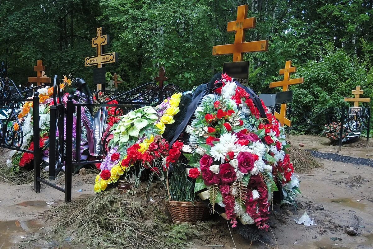 Захоронение умершего на кладбище. Могила русская. Погребение военных на кладбище.