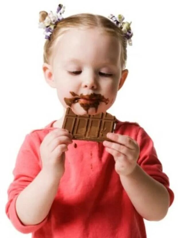 Детям есть конфеты. Девочка ест конфеты. Конфеты детям. Девочка с шоколадкой.