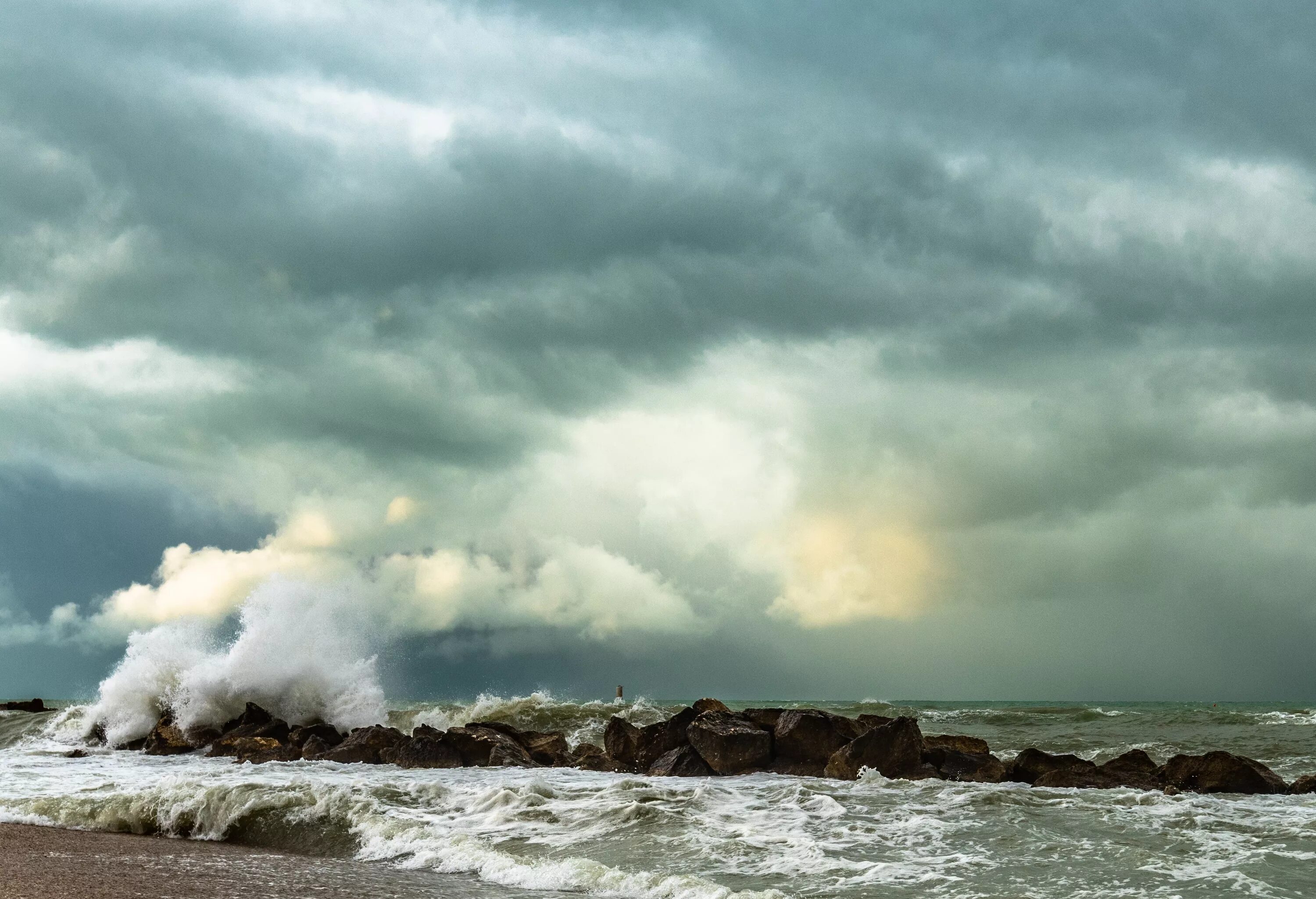Море шторм. Северное море шторм. Атлантический океан шторм. Море пасмурно. Океаны волны ветры