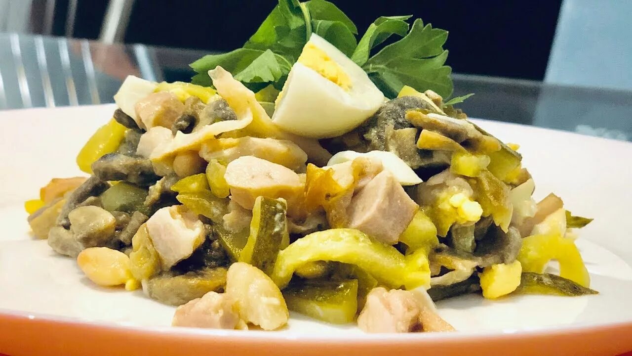 Салат с копчёной курицей и соленым огурцом. Салат с копчёной курицей грибами и солеными огурцами. Салат с курицей грибами и солеными огурцами. Салат из копченой курицы и соленых огурцов.