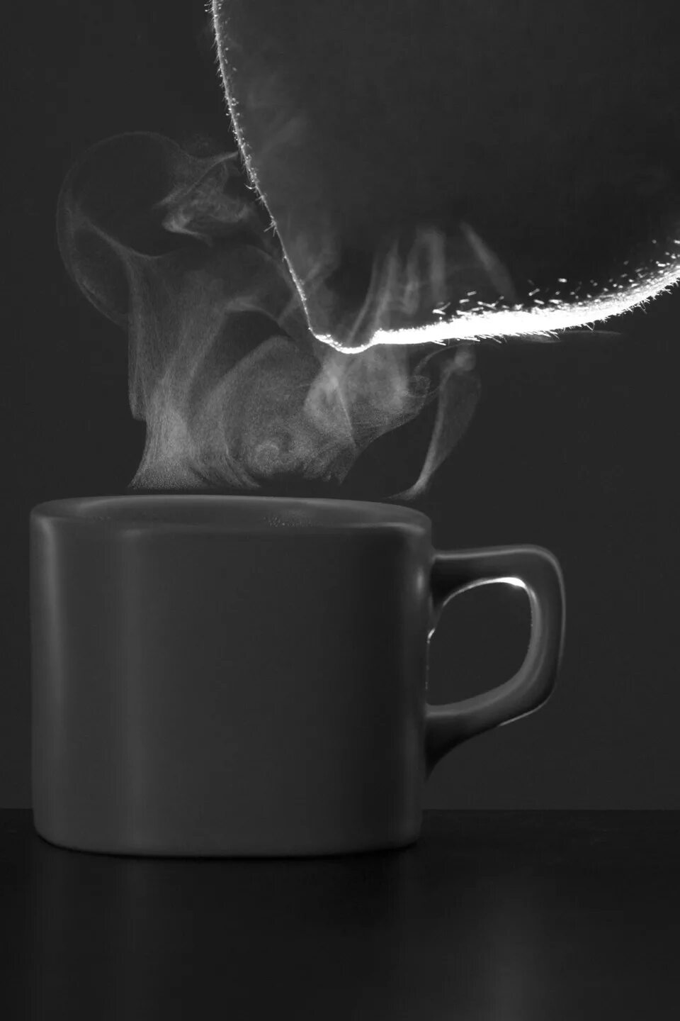 Пошел дымок дымок окутал потолок. Чай с дымом. Доброе утро черно белое. Дым кофе. Утренняя дымка.