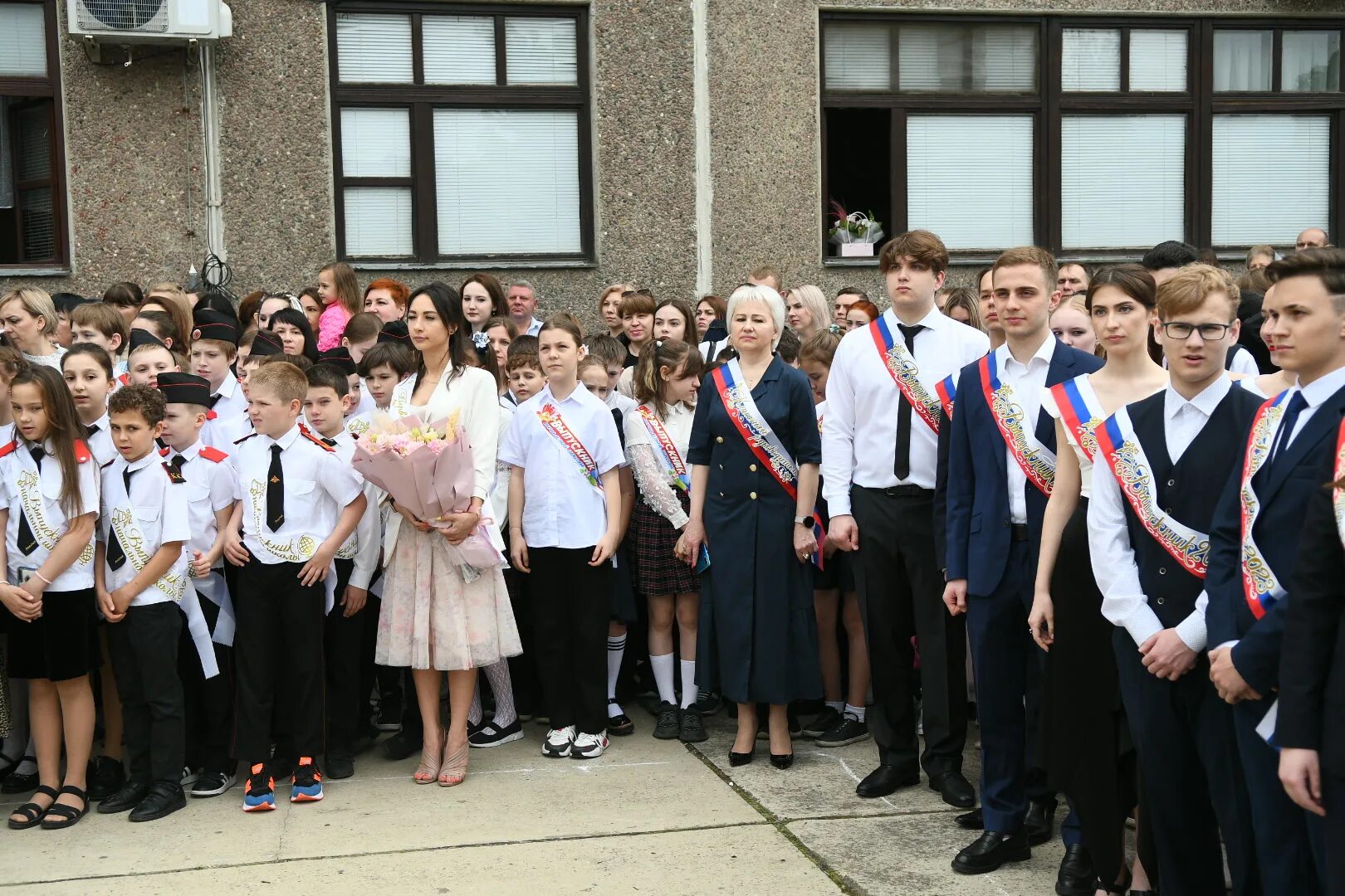 Выпускной 4 класс 2023 год. Последний звонок выпускницы 4 класса. Выпускнику четвертого класса. Школьная линейка 1 сентября. Ученики школы номер 11.