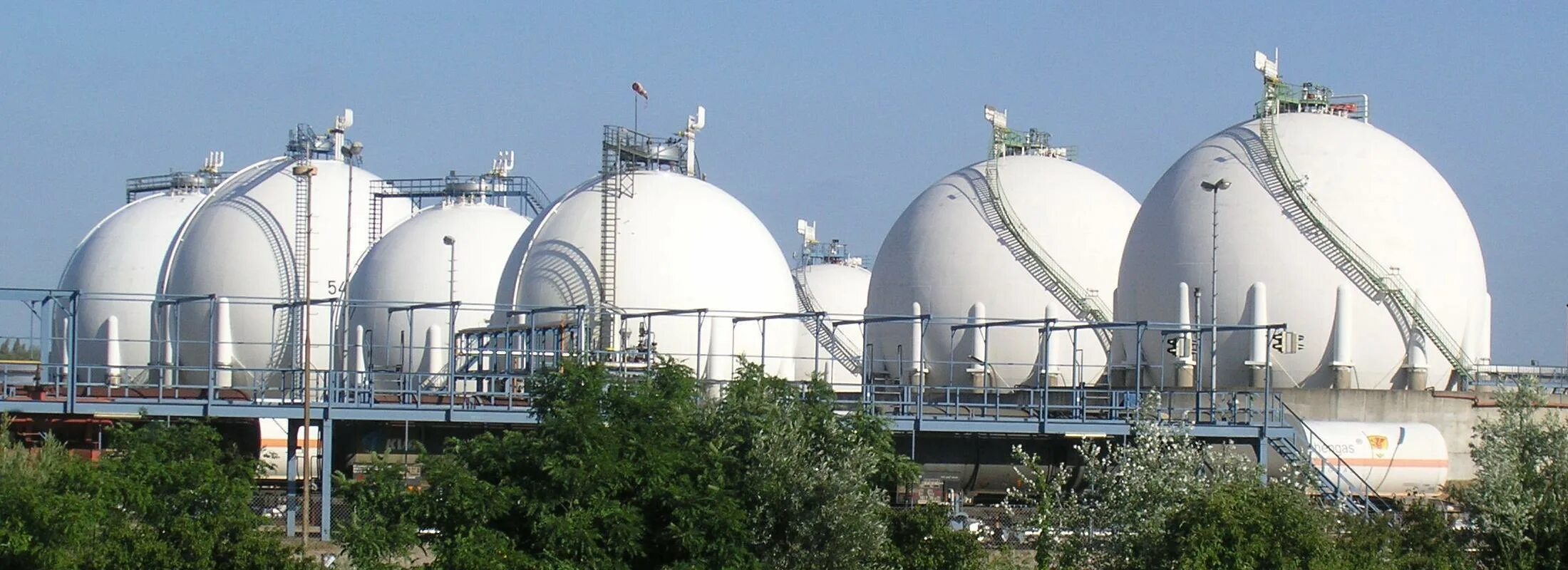 Хранение нефти газа нефтепродуктов. Резервуарный парк для хранения нефти и нефтепродуктов. шаровой резервуар узбекхиммаш. газгольдер шар. сферические резервуары для хранения нефти и нефтепродуктов.