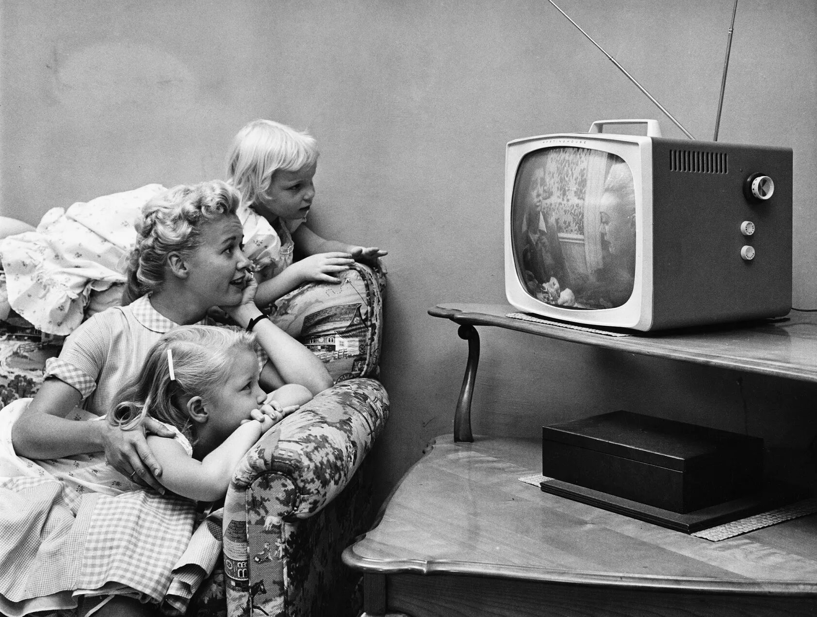 Старинный телевизор. Старый черно белый телевизор. Телевизор 20 века. Старый американский телевизор.