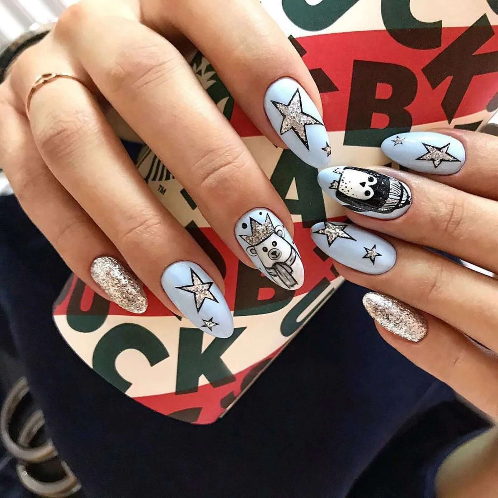 маникюр ежик. маникюр с насекомыми. маникюр для подростков 2022. дизайн ногтей 2022 новинки красивый. креативные ногти.