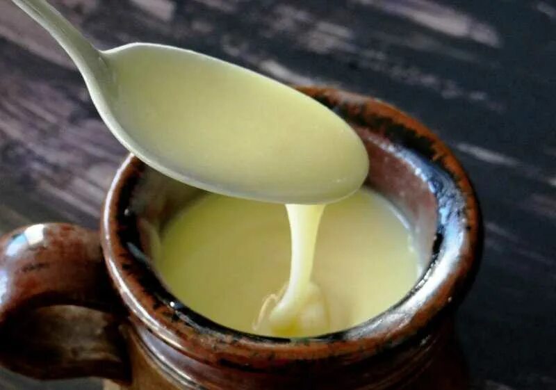 сгущенка фермерская. сгущенка из сухого молока. молоко сгущенное. домашняя сгущенка. сгущенное молоко в домашних.