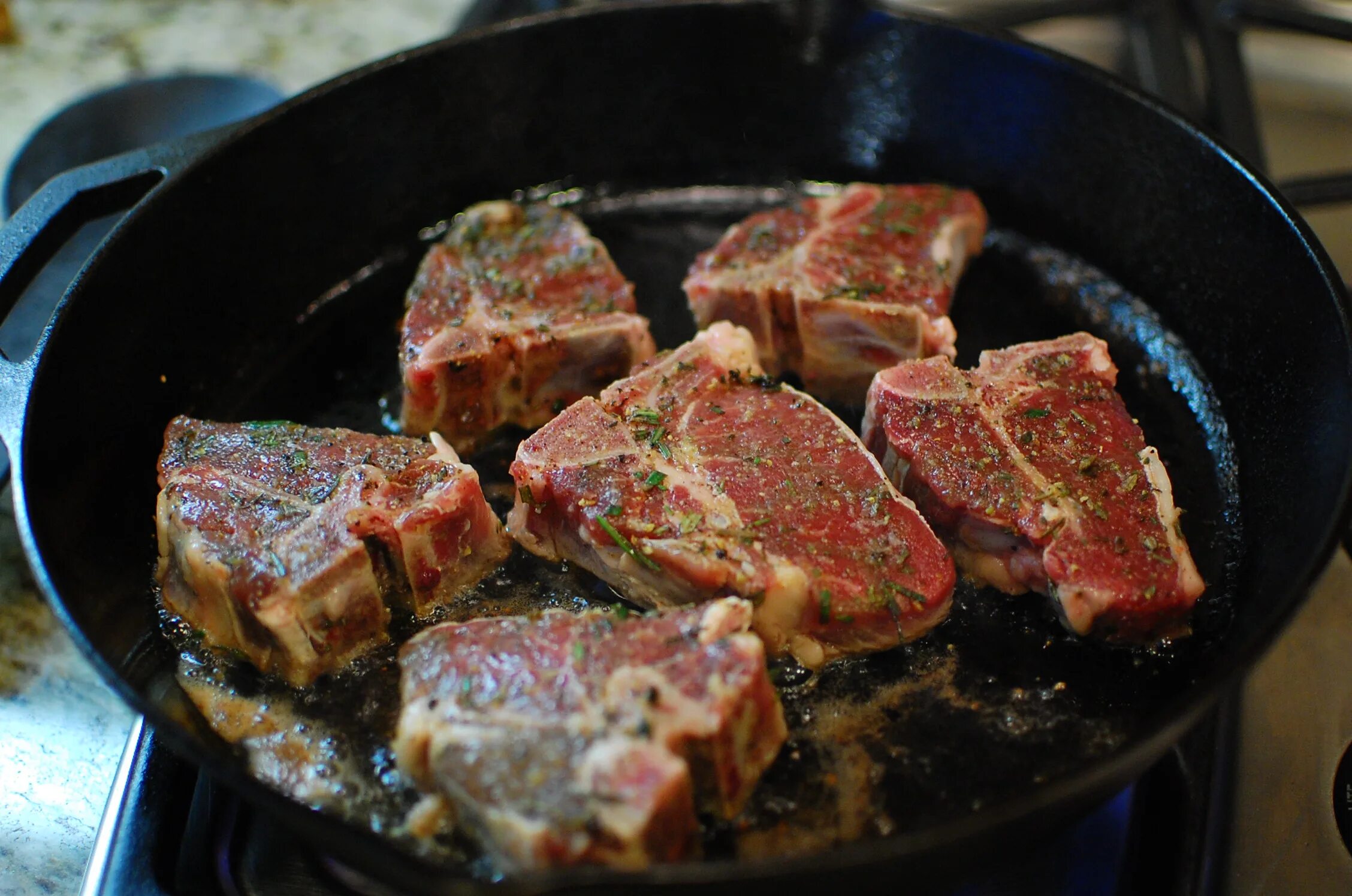 Есть сырое плохо проваренное прожаренное мясо. Мясо на сковороде. Обжаривание мяса. Жареное мясо на сковородке. Обжарить мясо на сковороде.