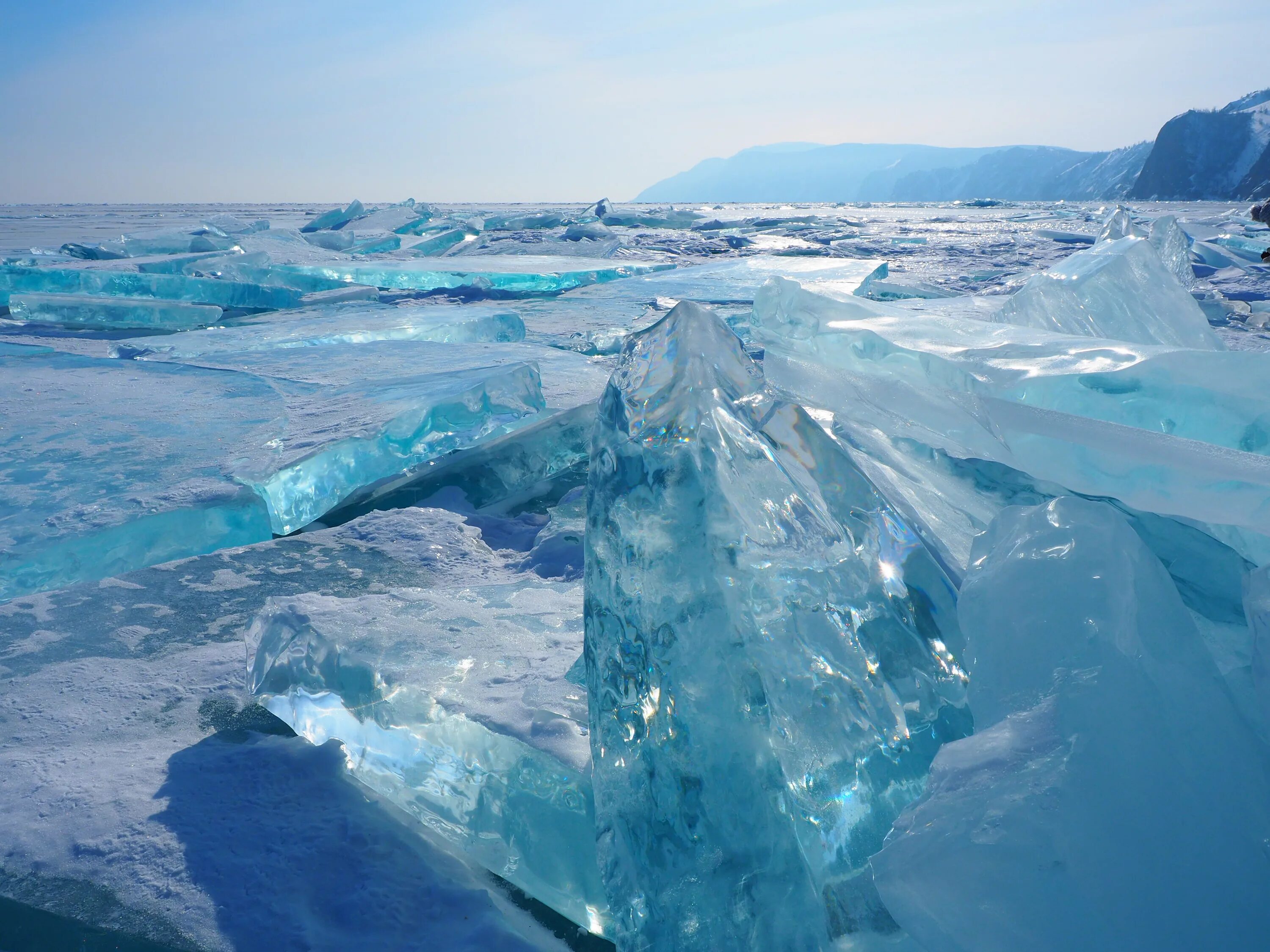 ледяные торосы на байкале. подледные озера антарктиды. подледный лед. текстура льда. озеро байкал 2021 зимой.