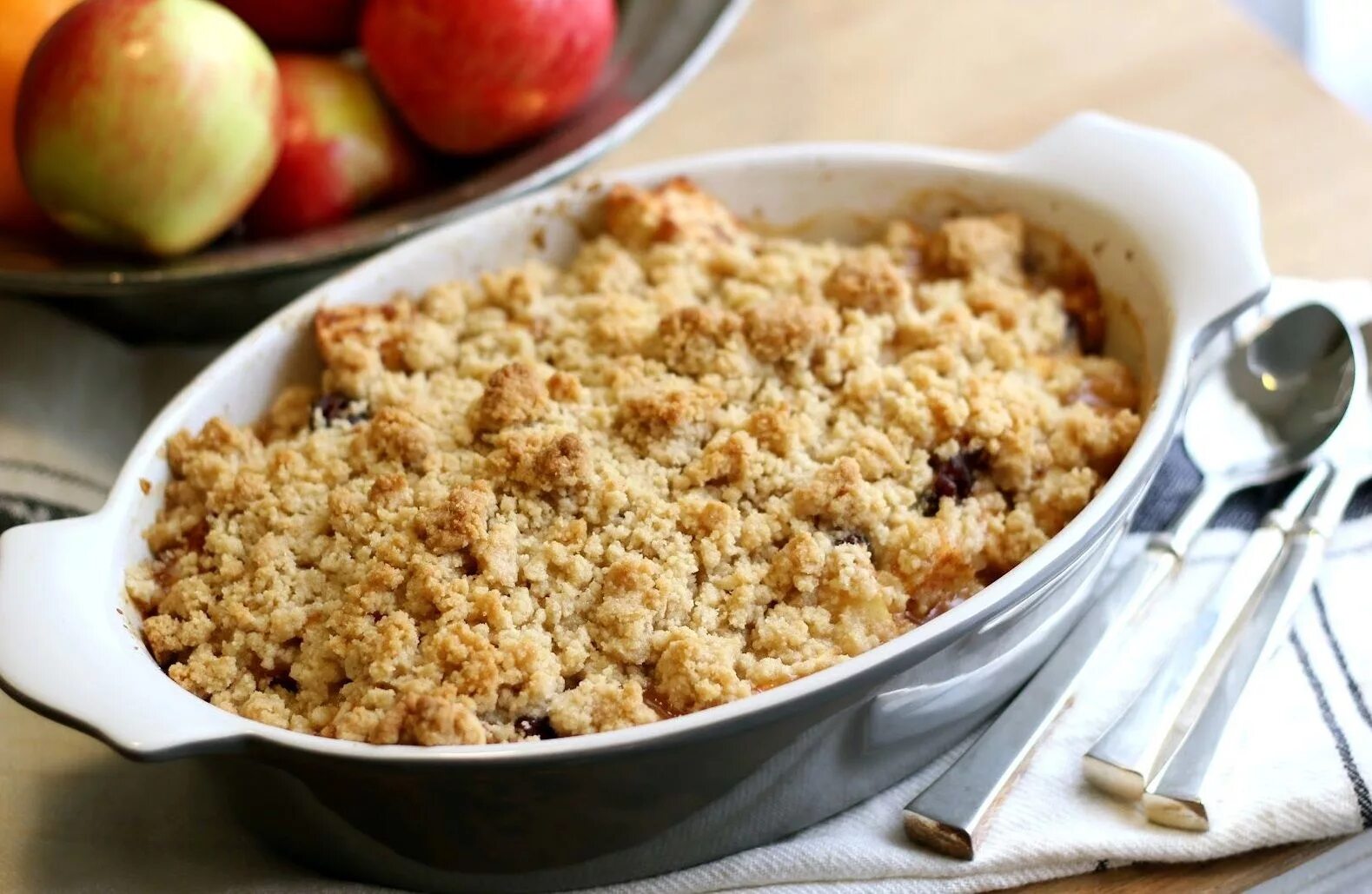 Крамбл классический. Яблочный крамбл. Английский крамбл. Пирог Apple Crumble.