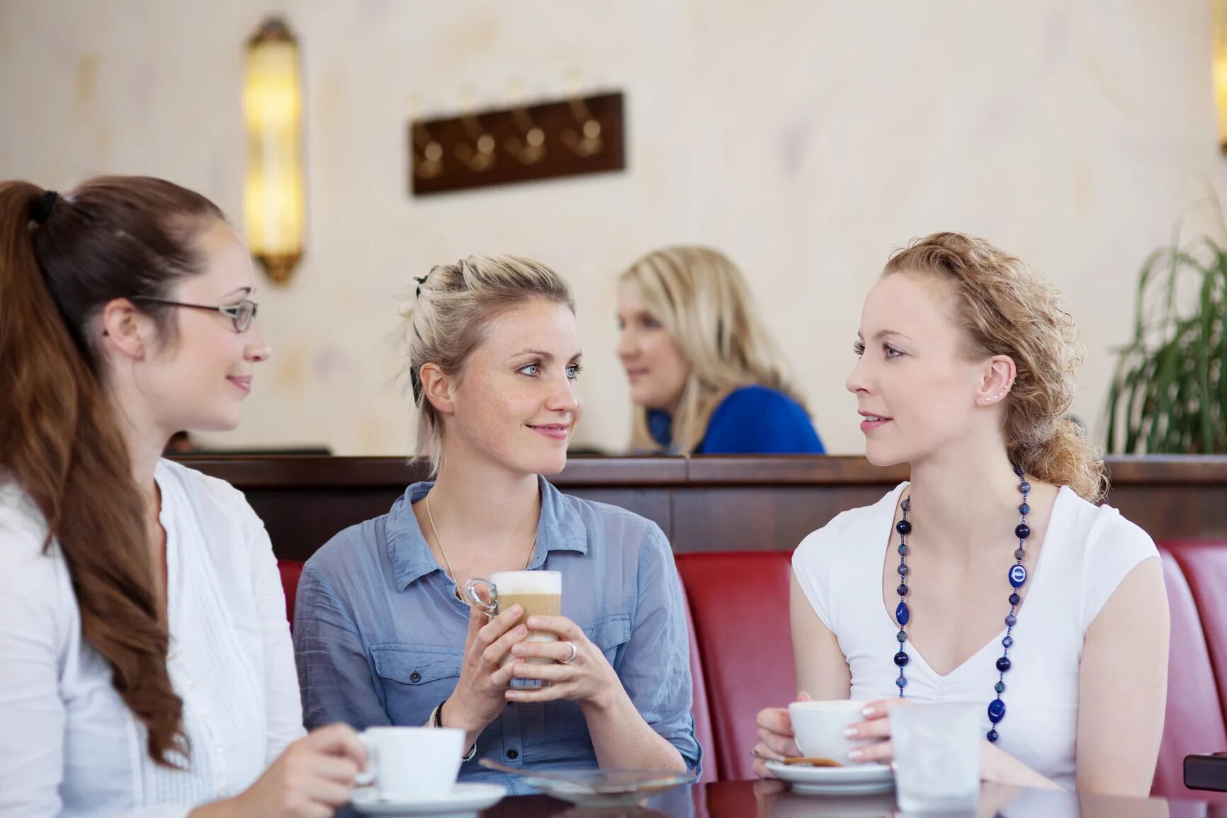 Женское общение. Женщины для встреч. Подруги за чашкой кофе. Девушки болтают в кафе. Сайт общения женщин
