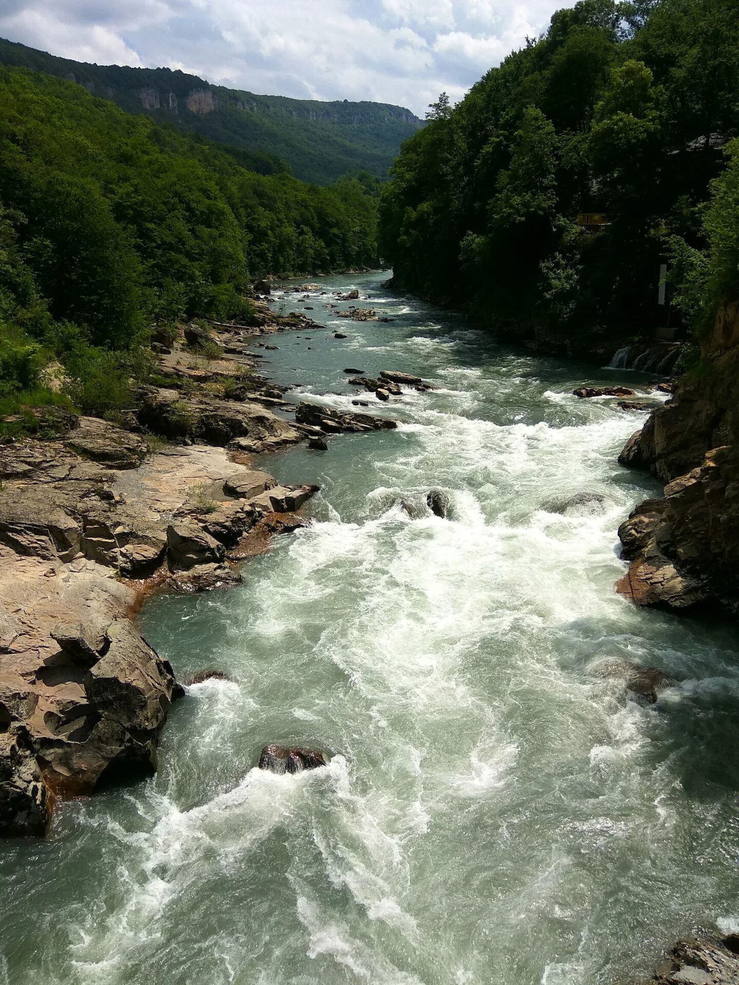 White river. Река белая Адыгея. Горная река белая Краснодарского края. Река белая Адыгея сплав. Верховье реки белой Адыгея.