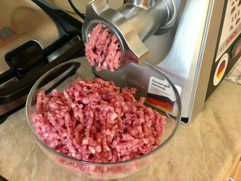Подарили мясорубки. Пропускание мяса через мясорубку. Домашний фарш на мясорубке.
