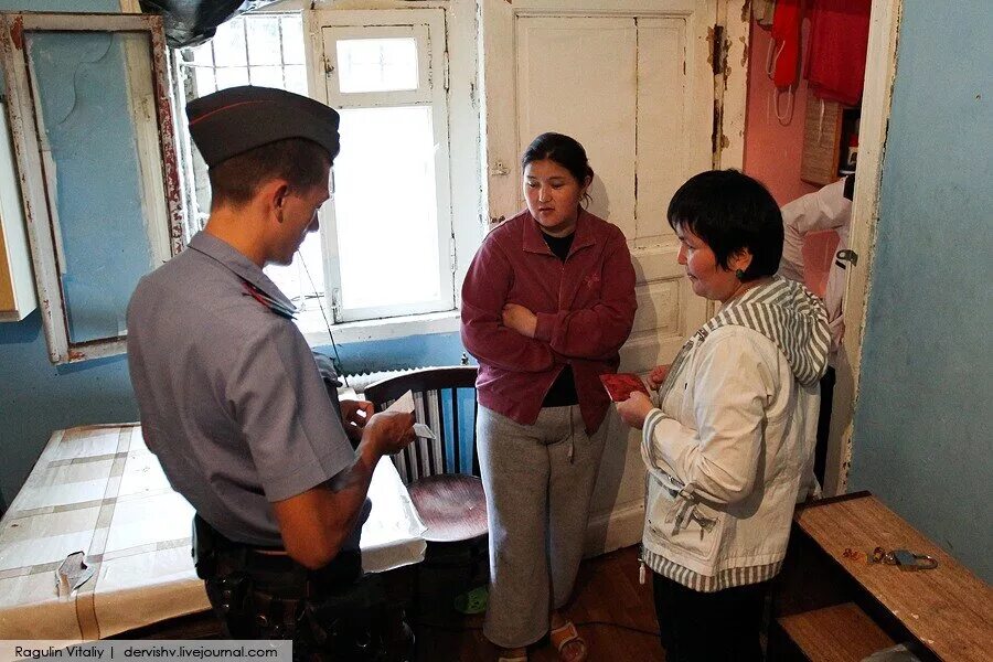 Истории гастарбайтера. Истории гастарбайтера. Бугор элиста. Истории гастарбайтера. Таджики в квартире.