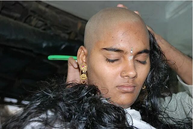 Forced head. Девушка headshave. девушка с локонами headshave.