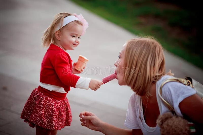 Разговор в семье. Pedomoms дочь. Daughter share. Мама с ребенком на желтом фоне. Мать и дочь делят.