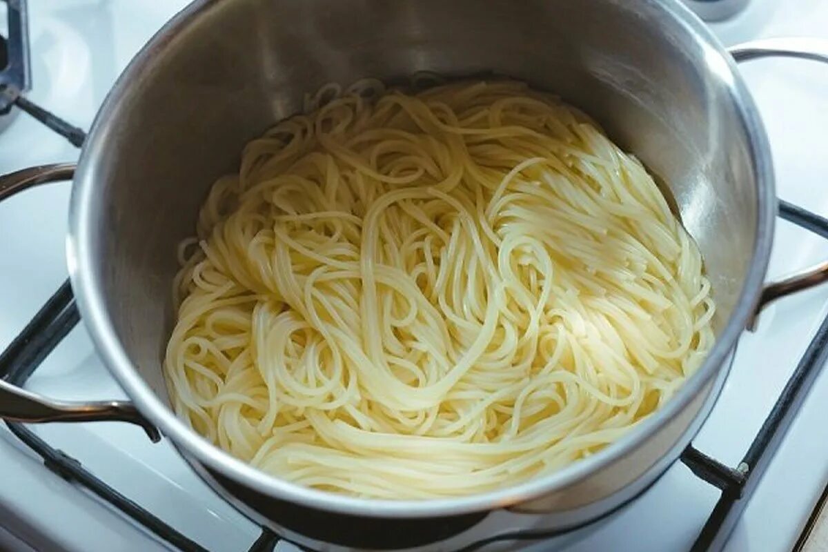 Промывать ли спагетти после варки. Макароны варятся. Разваренные макароны. Спагетти твердых сортов. Спагетти не вареные.