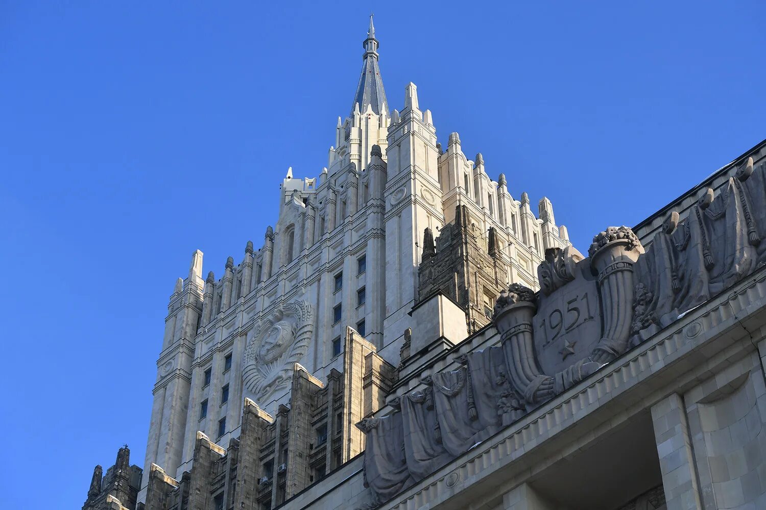 Здание мид в москве. Министерство иностранных дел франции здание. Здание министерства иностранных дел россии. Мид вызвал. Мид вызвал.
