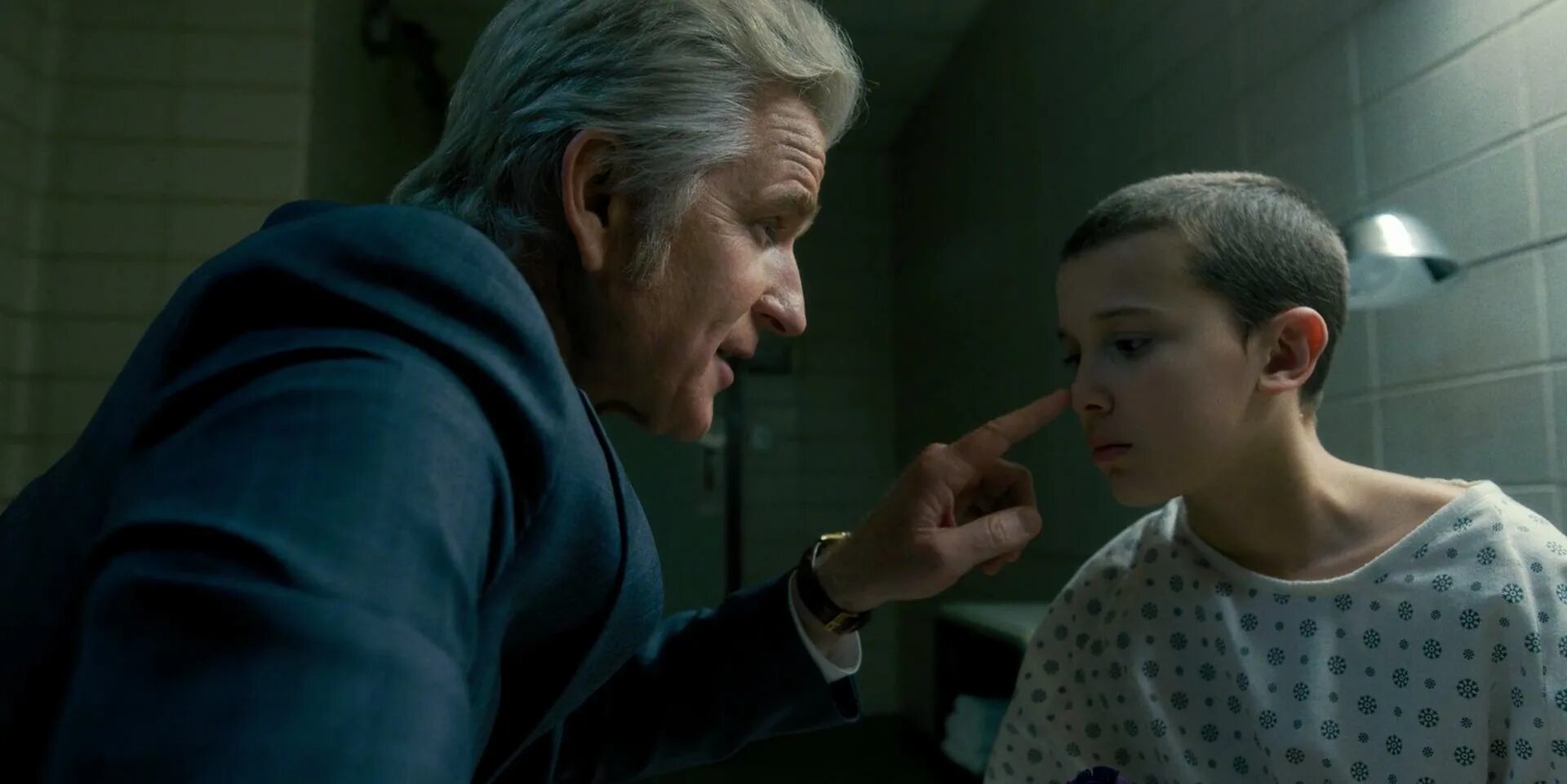 Очень странные дела сериал 1 сезон. Джейми кэмпбелл бауэр очень странные дела. 001 очень странные. Милли бобби браун очень странные дела 1. 001 очень странные.