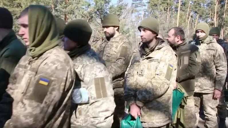 Хохлы взяли в плен. Поенные российские военные. Украинские военные. Пленные украинские военные.