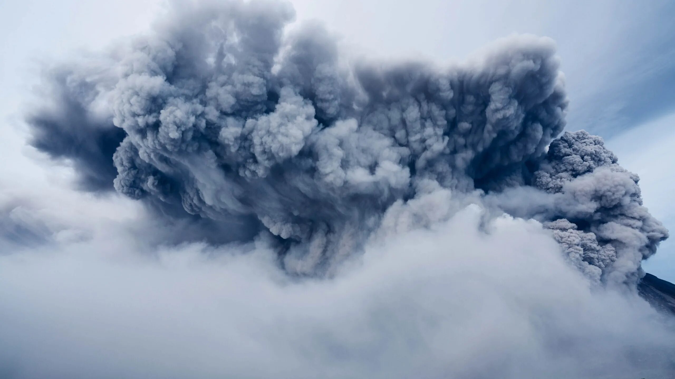Дым снизу. Извержение вулкана Шивелуч пеплопад. Облако пепла вулкан Шивелуч. Сакурадзима вулкан извержение 2023. Камчатка пепел вулканический.