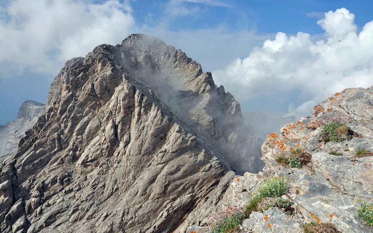 Mountain ancient mountain. Гора Олимп Митикас. Гора Олимп в Греции вершина. Митикас гора в Греции. Горный массив Олимп в Греции.